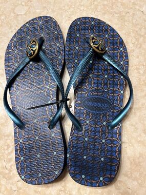 Havaianas Women's Blue Patterned Flip Flops with Gold Medallions